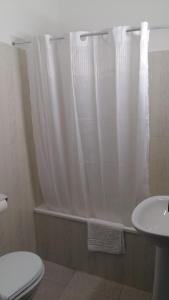 A bathroom at Pensión El Tabanu
