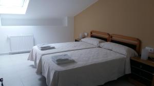 A bed or beds in a room at Pensión El Tabanu Még 5 kép