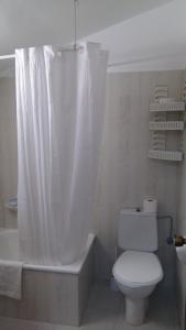 A bathroom at Pensión El Tabanu