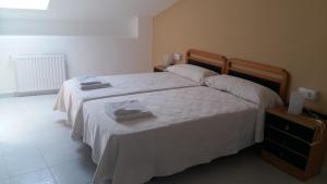 A bed or beds in a room at Pensión El Tabanu