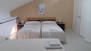A bed or beds in a room at Pensión El Tabanu