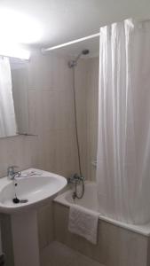 A bathroom at Pensión El Tabanu