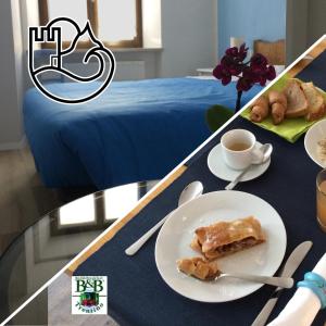 einen Tisch mit einem Teller Essen und einer Tasse Kaffee in der Unterkunft Castello Errante Bio B&B in Caldonazzo