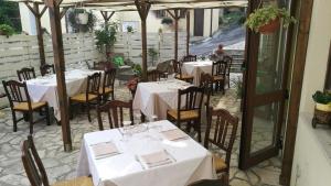 a restaurant with tables and chairs with white table cloth at LAE' affittacamere in Roccamontepiano
