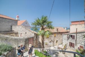 un grupo de personas caminando por un callejón en un viejo pueblo en Karmelita's place, en Šibenik