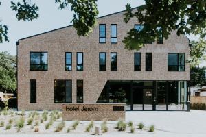 un edificio de ladrillo con una perrera de hotel en Hotel Jerom en Kalmthout