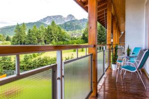 uma varanda de uma casa com vista para as montanhas em Apartamenty Viva Maria Zakopane em Zakopane