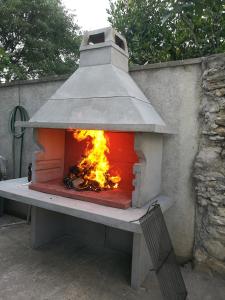 Gril dostupný pro hosty v apartmánu