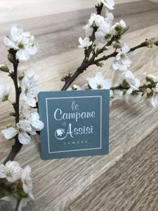 Certifikát, hodnocení, plakát nebo jiný dokument vystavený v ubytování Le Campane di Assisi