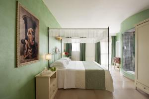 Hotel Corsignano في بينزا: غرفة نوم بسرير ودهان على الحائط