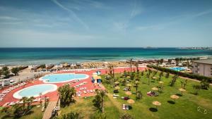 una vista aerea di un resort con piscina e oceano di Saracen Sands Hotel & Congress Centre - Palermo a Isola delle Femmine