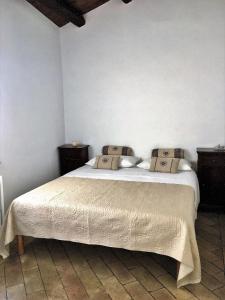 フェルモにあるLa casetta a Torre di Palmeのベッドルーム1室(白いシーツと枕のベッド1台付)