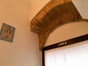 フェルモにあるLa casetta a Torre di Palmeの窓付きの木製のアーチ