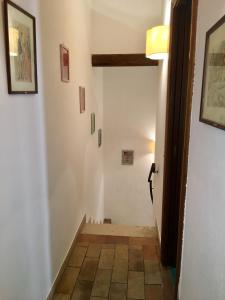 フェルモにあるLa casetta a Torre di Palmeの階段のある廊下のある部屋