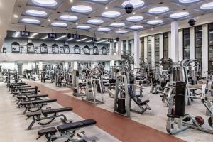 un gimnasio lleno de máquinas de correr en Astrus Hotel Moscow, en Moscú