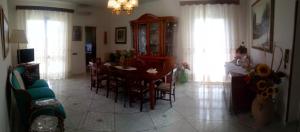 uma sala de estar com uma mesa de jantar e cadeiras em B&B La Gioconda em Poggiardo