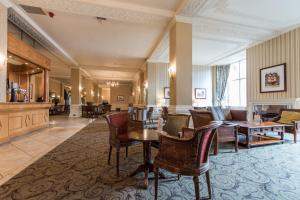 Cairn Hotel في هاروغايت: لوبي الفندق مع كراسي وطاولة