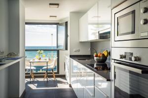 cocina con mesa y vistas al océano en Gran vivienda de lujo frente al mar en Málaga