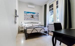 ein Schlafzimmer mit einem Bett, einem Schreibtisch und einem Klavier in der Unterkunft B&B Villa Ida Pescara Centro in Pescara