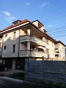 un condominio con balcone su strada di Апартаменти Прометей a Burgas