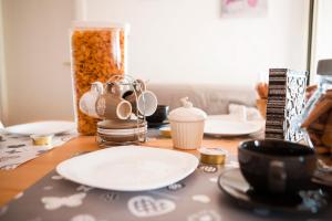 a table with plates and cups on a table at Ambrosia in Pozzilli +17 photos