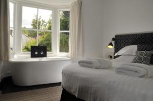 Un pat sau paturi într-o cameră la Greenbank Lodge LLANGOLLEN