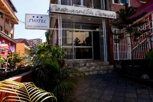un bâtiment avec un panneau pour un café dans l'établissement Ivotel, à Antananarivo