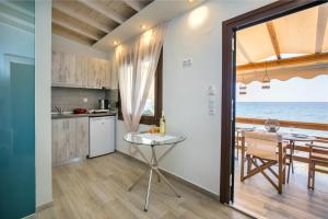 eine Küche und ein Esszimmer mit Meerblick in der Unterkunft Romantic Apartment in Skala Kallirachis
