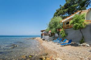 eine Gruppe blauer Stühle am Strand in der Unterkunft Romantic Apartment in Skala Kallirachis