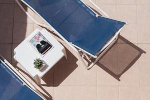 una vista in alto di una sedia con una pianta di Alexandra Hotel a San Giuliano
