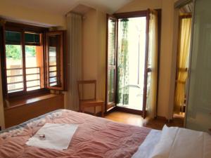 una camera da letto con un letto e due finestre di Central Bed a Bergamo