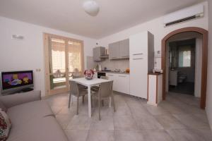 Kuchyňa alebo kuchynka v ubytovaní Luxury apartment Garda Lake + 6 fotografií