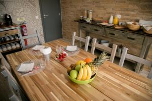 Una mesa de madera con un bol de fruta encima. en The Globetrotter's Inn, en Ericeira 45 fotos más