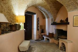 ein Wohnzimmer mit einem Kamin und einem Torbogen in der Unterkunft Dimora Il Palazzetto in Cugnoli