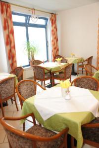 A seating area at Pension Erlaa