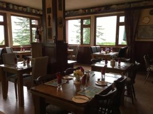 En restaurant eller et spisested på Kylemore Pass Hotel
