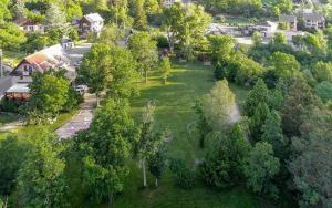 - une vue aérienne sur un parc arboré et une rue dans l'établissement Hôtel Restaurant Le Martagon, à Villars-Colmars