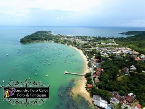 eine Luftansicht auf einen Strand mit Booten im Wasser in der Unterkunft Pousada Recanto dos Anjos in Penha