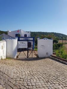 une porte sur une route en briques devant un bâtiment dans l'établissement Horta Grande, à Silves