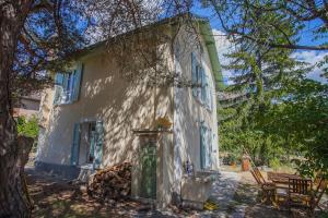 Το κτήριο όπου στεγάζεται  η παραθεριστική κατοικία