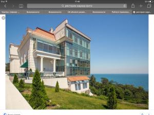 オデッサにあるЭлитная квартира с видом на мореの海辺の丘の上の建物
