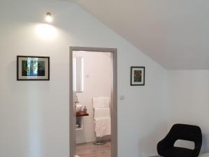 Ένα μπάνιο στο KE-TO Zagreb Airport Rooms +33 φωτογραφίες
