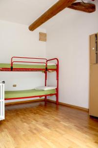 Двухъярусная кровать или двухъярусные кровати в номере Bellagio Ghisallo Penthouse