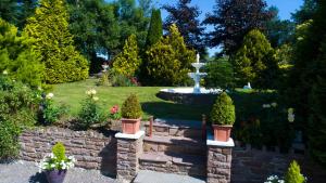 Um jardim no exterior de Inch View Lodge