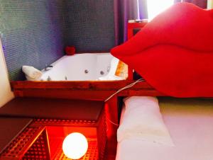 Posteľ alebo postele v izbe v ubytovaní Jacuzzi Rooms