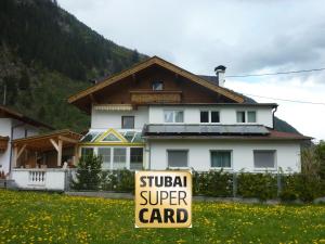 Znak przed domem z super kartą w obiekcie Apart Toscana w Neustift im Stubaital