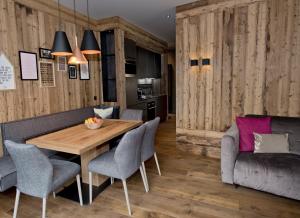 een eetkamer met een houten tafel en stoelen bij Postresidenz in Mayrhofen
