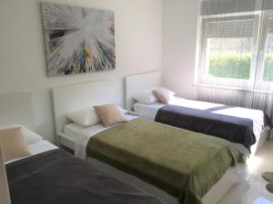 מיטה או מיטות בחדר ב-Apartman SONAS with free private parking