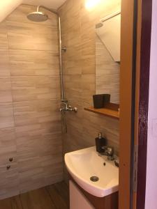un baño con lavabo y espejo en Villa Ammirevole -MOON-, en Visoko 29 fotos más