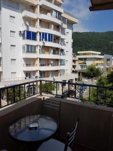 Un balcón o terraza en Apartments and Rooms Lijesevic